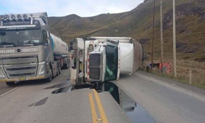 Cámaras captan el momento exacto del choque y vuelco de dos camiones en San Miguel, La Oroya
