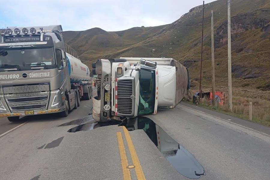 Cámaras captan el momento exacto del choque y vuelco de dos camiones en San Miguel, La Oroya