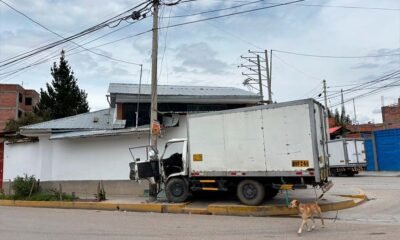 Furgón se despista y termina en la vereda: Cabina quedó hecha chatarra tras fuerte impacto