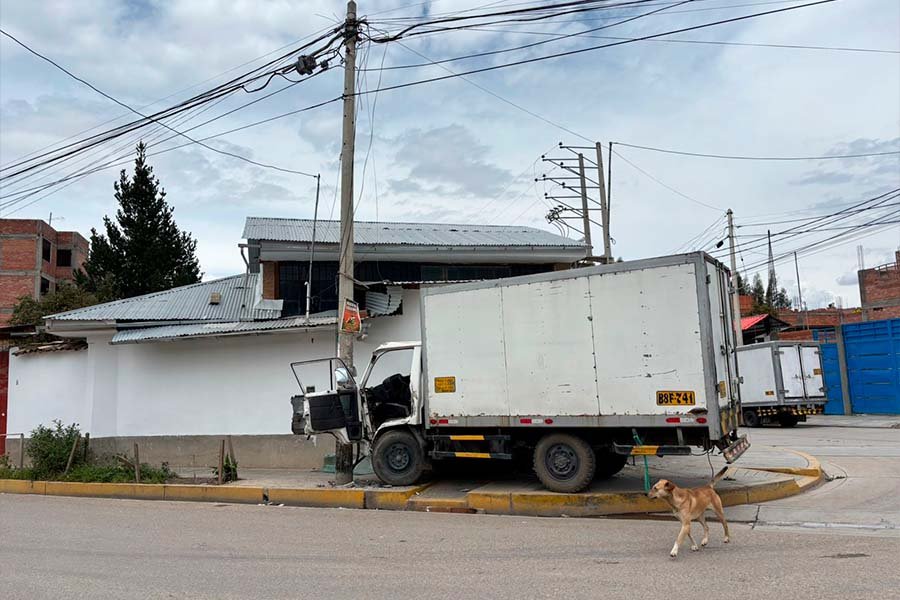 Furgón se despista y termina en la vereda: Cabina quedó hecha chatarra tras fuerte impacto