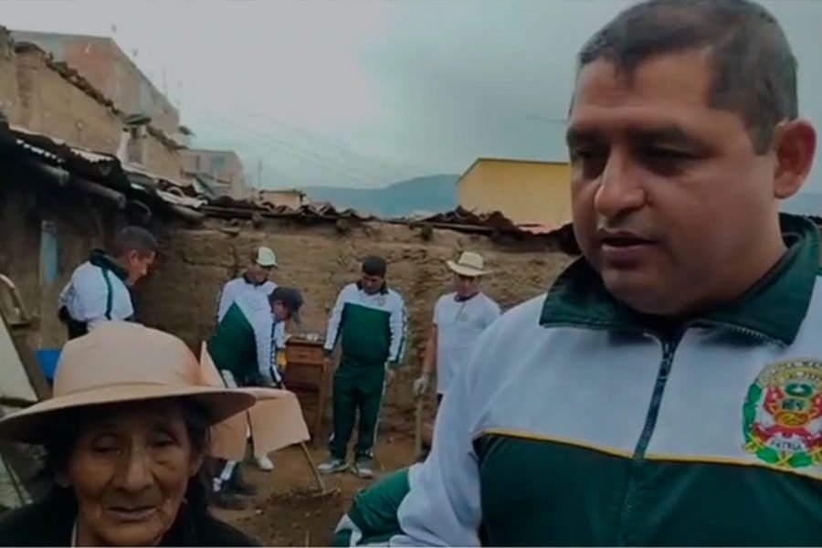 Policías de Sicaya se convierten en "hormiguitas" para salvar hogar de anciana