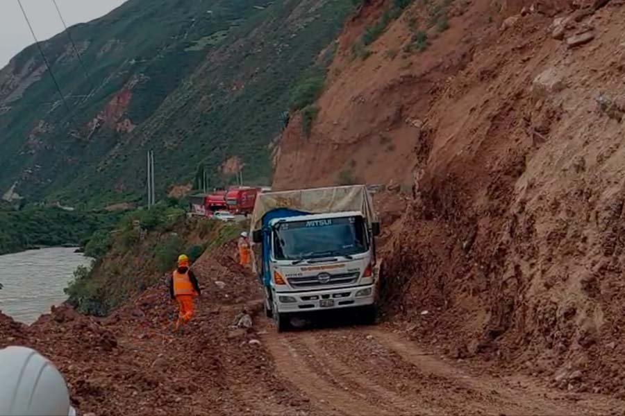 Restablecen tránsito restringido en la vía Izcuchaca - Ayacucho tras labores de limpieza