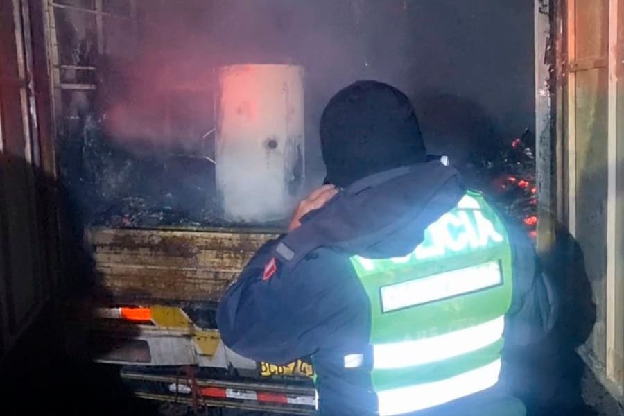 Drama en la Carretera Central: Camión de carga arde en llamas y es salvado por la Policía y vecinos