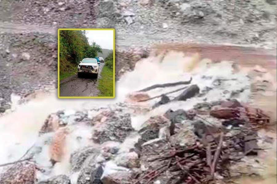 ¡EMERGENCIA EN PARIHUANCA! Huayco aplasta camioneta en Ocoro y decenas de pasajeros siguen atrapados