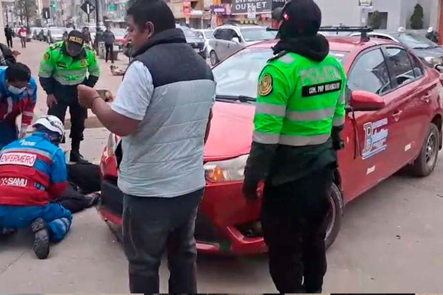  Grave choque entre colectivo y moto deja dos heridos de consideración