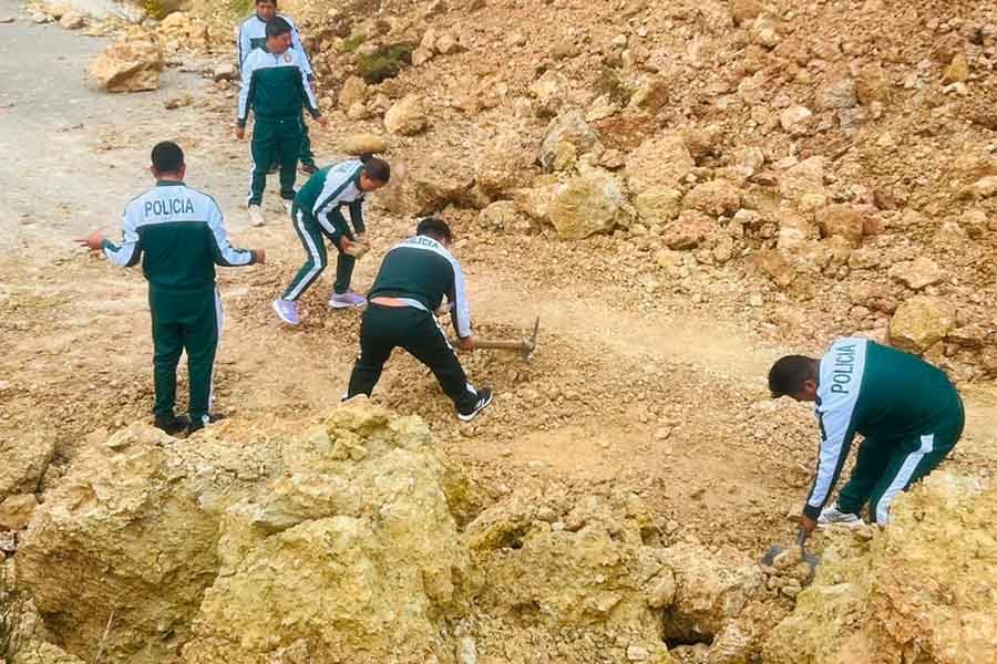 PNP Chongos alto libera vía tras deslizamiento por intensas lluvias