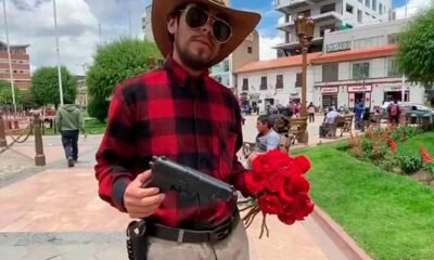 Policía de civil interviene a “El Patrón Wanka” por usar pistola de juguete en su show de rosas