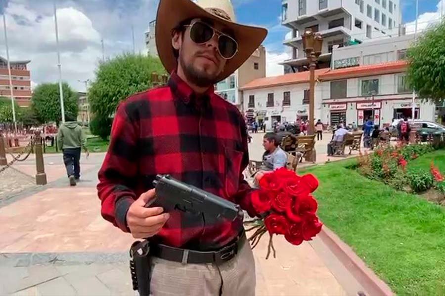 Policía de civil interviene a “El Patrón Wanka” por usar pistola de juguete en su show de rosas