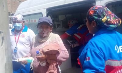 Serenos auxilian a comerciante tras deflagración en su puesto de venta