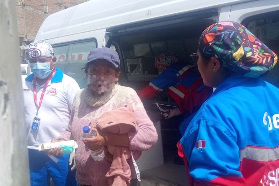 Serenos auxilian a comerciante tras deflagración en su puesto de venta