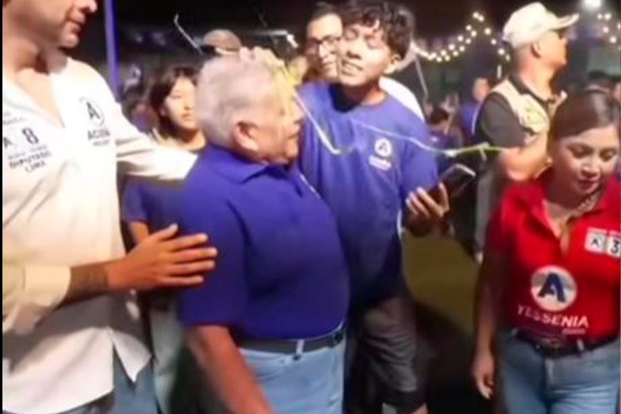 ¡Le rompieron un huevo! César Acuña es agredido en plena actividad proselitista