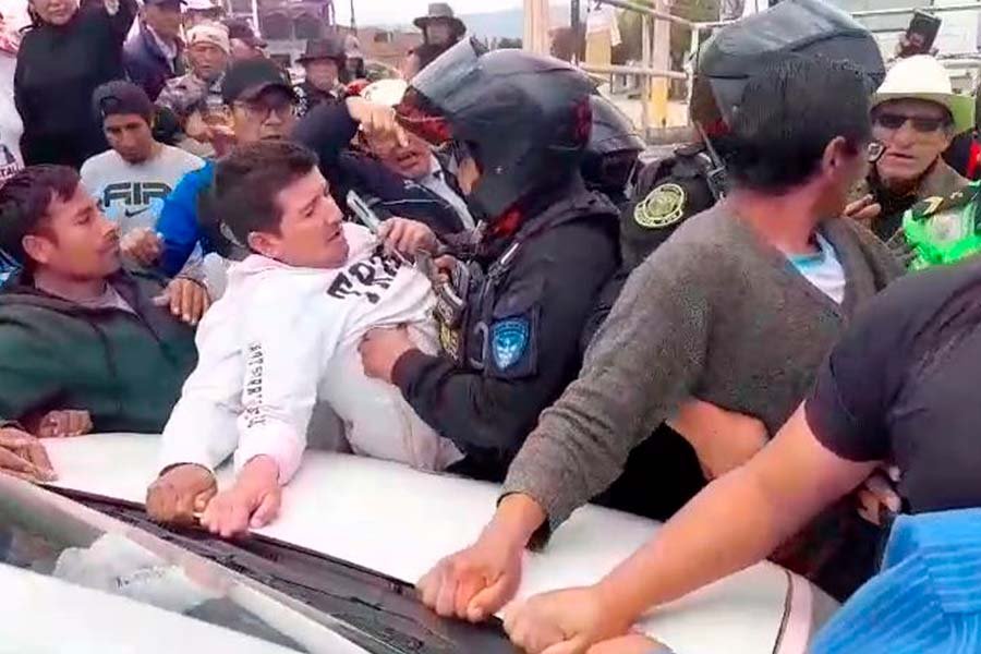 Batalla campal en Huancayo: Choferes se aferran a sus unidades para impedir el traslado al depósito