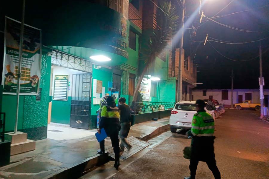 Joven ebrio trepa pared de vivienda para "tomar una siesta" y termina en la comisaría