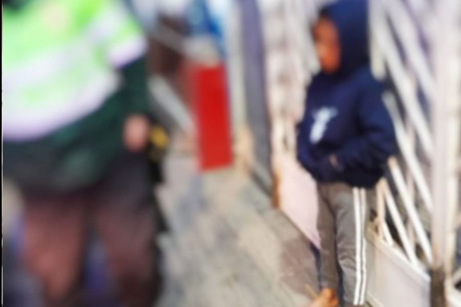 Hallan a niño de 4 años deambulando solo y descalzo de madrugada