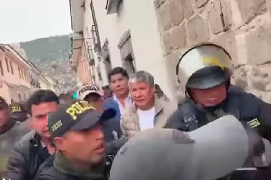 Fracasa el diálogo en Ayacucho: persiste el paro en la Vía Libertadores y abuchean a Wilfredo Oscorima