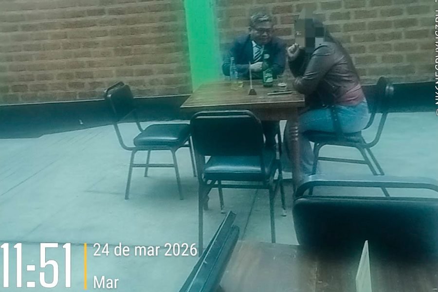 Escándalo en El Tambo: Investigan a trabajador municipal captado bebiendo alcohol en horario laboral