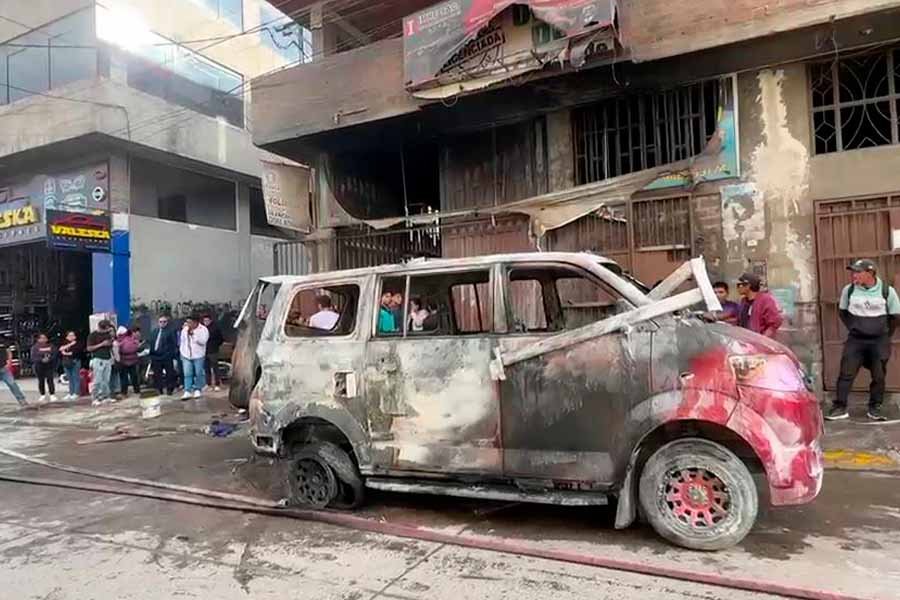 De la inversión a las cenizas: Incendio en taller destruye minivan recién comprada en El Tambo