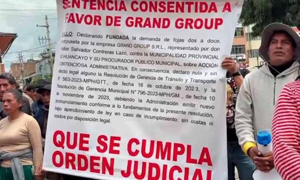 Caos en Huancayo: Transportistas se encadenan y exigen salida de Gerente de Tránsito