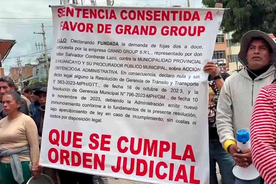 Caos en Huancayo: Transportistas se encadenan y exigen salida de Gerente de Tránsito