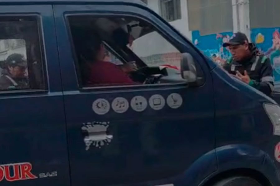 Chofer informal casi atropella a inspectores para fugar de operativo en Huancayo