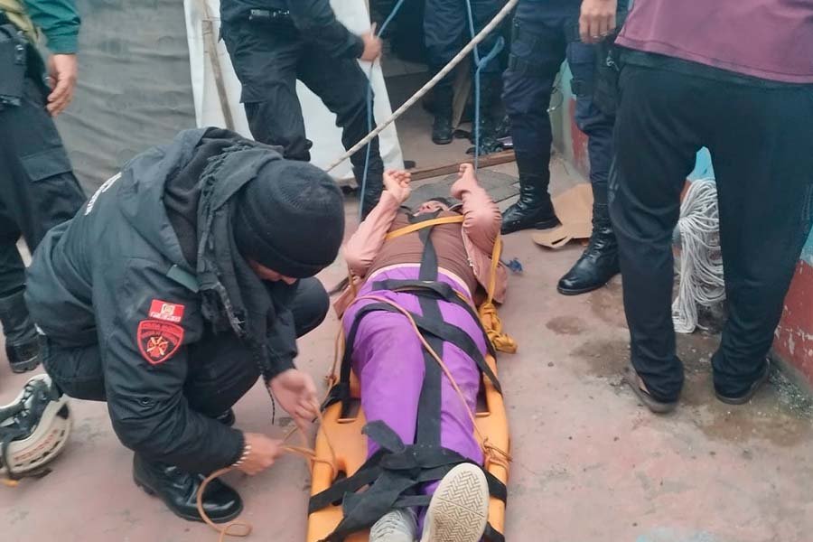 Joven de 20 años es rescatada tras caer al techo de una vivienda vecina tras discutir con su expareja