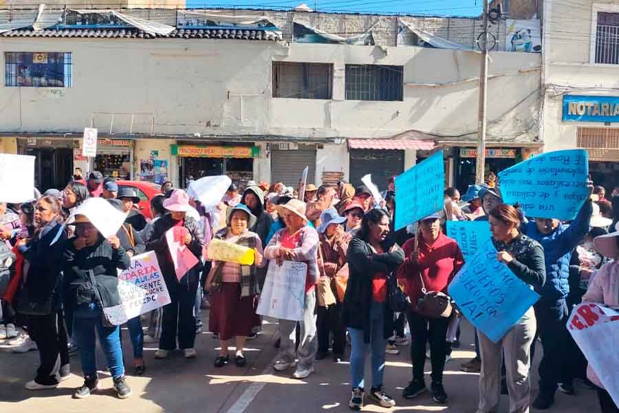 Padres de familia exigen aprobación de presupuesto para la construcción del colegio “Rosa de América”