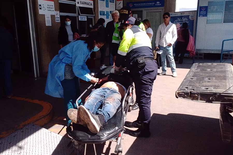 Varón es hallado herido y sangrando en plena vía pública