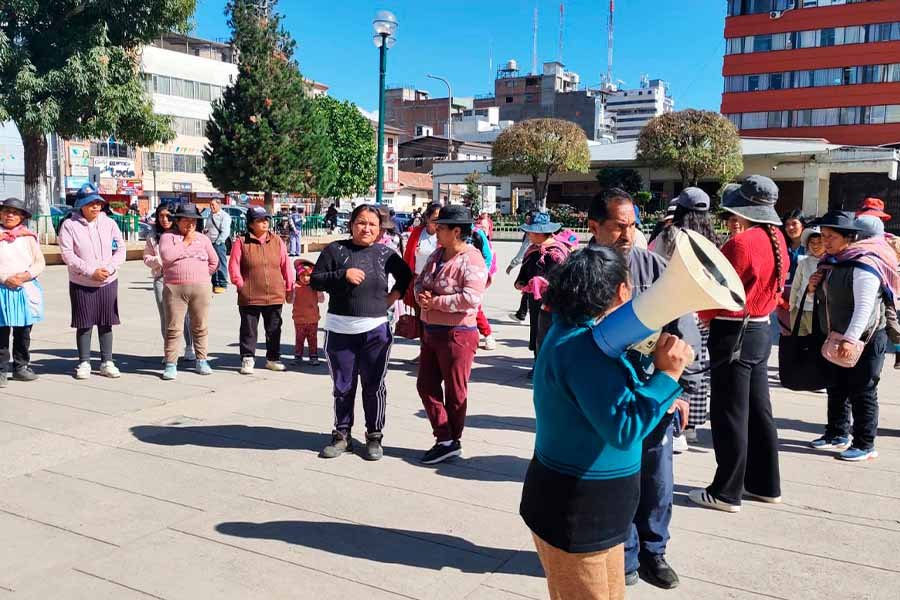 Pobladores de Llamus Auquimarca protestan en la Municipalidad de Huancayo por falta de transporte