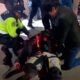Pareja resulta herida de gravedad tras ser embestida por una combi