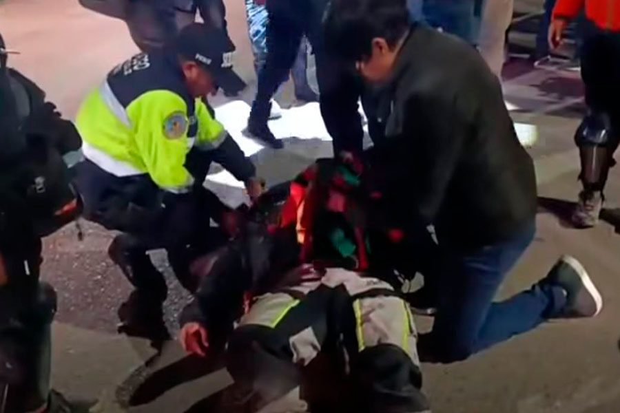 Pareja resulta herida de gravedad tras ser embestida por una combi