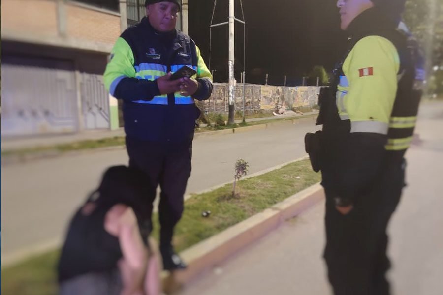 Serenos auxilian a mujer hallada en aparente estado de ebriedad en la vía pública en Huancayo