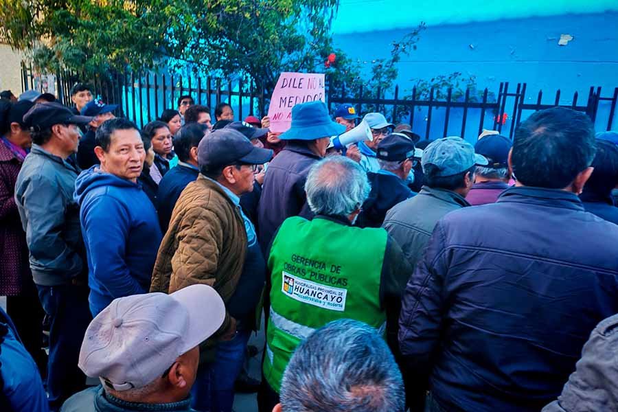 Vecinos protestan frente a SEDAM Huancayo y rechazan instalación de medidores
