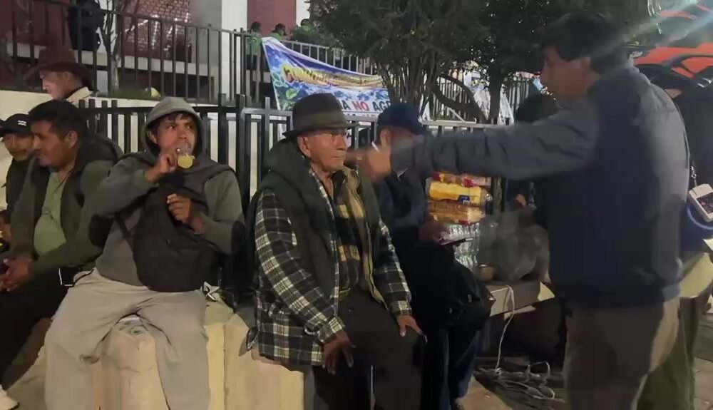 Comuneros de Pariahuanca pernoctarán frente al Gobierno Regional tras enfrentamientos y cuatro heridos