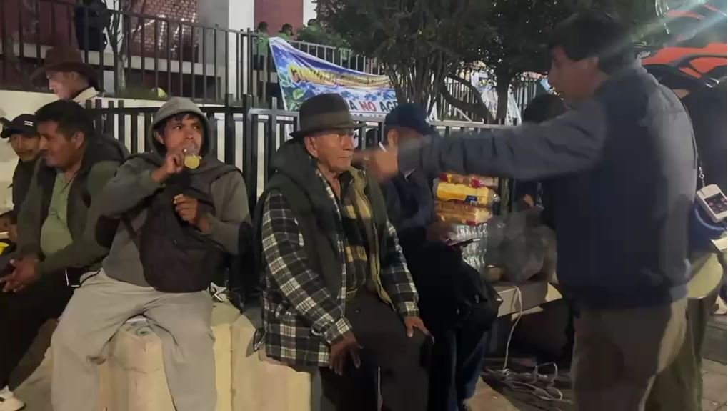 Comuneros de Pariahuanca pernoctarán frente al Gobierno Regional tras enfrentamientos y cuatro heridos