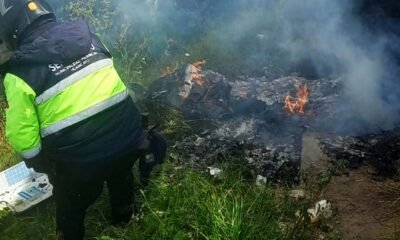 Serenos sofocan quema de basura bajo el puente Los Andes