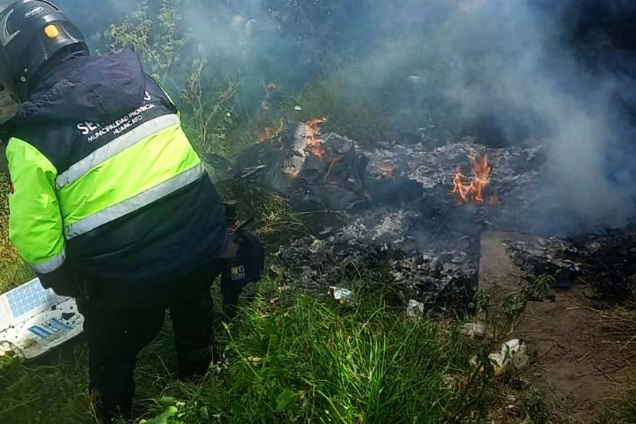 Serenos sofocan quema de basura bajo el puente Los Andes