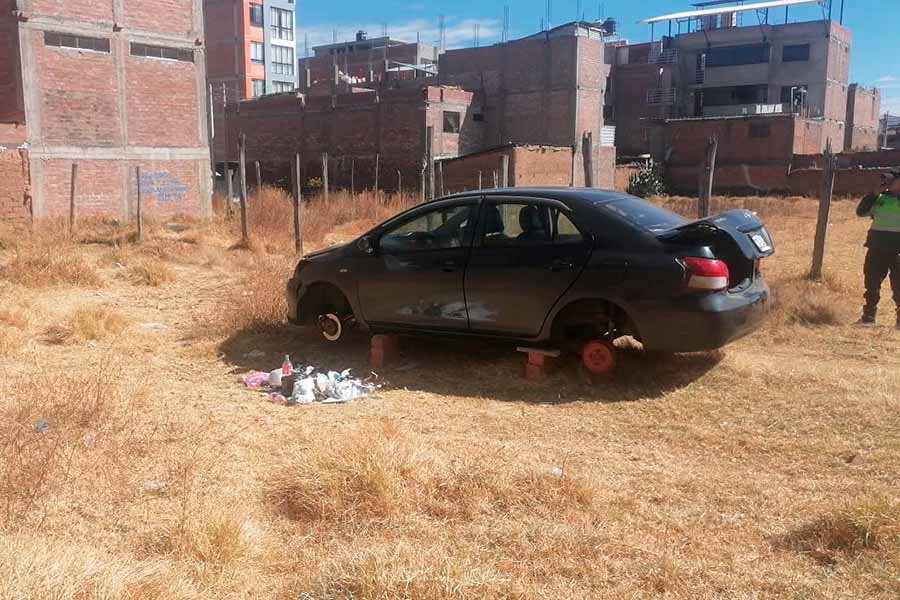 Delincuentes desmantelan y abandonan vehículo robado en el sector Cajas Chico