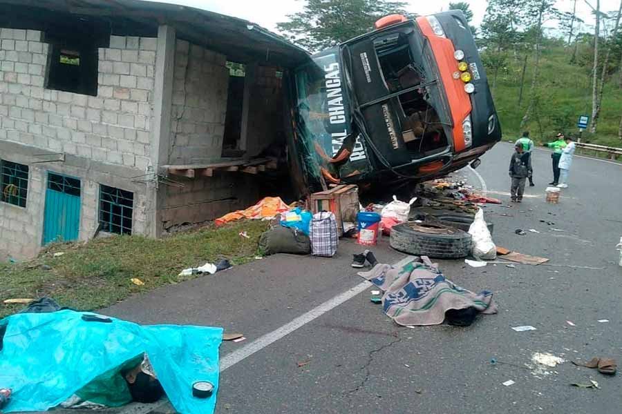 Accidente de bus en Tingo María deja más de 11 fallecidos y decenas de heridos