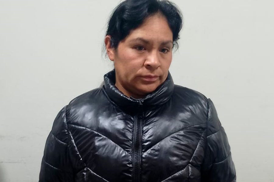Policía detiene a mujer por presunta agresión física y psicológica