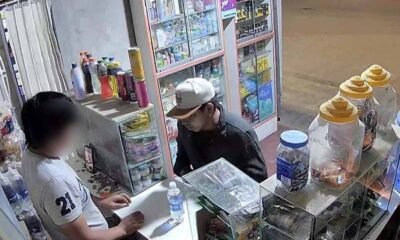 El imputado habría asaltado una botica junto a un cómplice y ambos se habrían apoderado de S/ 15 000. Satipo, 15 de julio de 2026. La Primera Fiscalía Provincial Penal Corporativa de Satipo logró que el Poder Judicial ordene nueve meses de prisión preventiva contra Joseas V. M. (23), investigado por el presunto delito de robo agravado en perjuicio de Hugo C. M. (33), propietario de una botica ubicada en el distrito de Pangoa, provincia de Satipo. La Fiscalía sostiene que el 10 de julio de 2026, aproximadamente a las 8:30 p. m., Joseas V. M. ingresó al establecimiento aparentando ser un cliente. El investigado solicitó una botella de agua y una sal de Andrews; luego, cuando la víctima le entregó los productos, la habría amenazado con un arma de fuego para exigirle el dinero guardado en la caja fuerte. Durante el asalto, el propietario aprovechó un descuido y salió del local para pedir ayuda. Sin embargo, un segundo sujeto lo interceptó en el exterior y, utilizando también un arma de fuego, le arrebató S/ 15 000 que llevaba consigo. Después del robo, ambos implicados huyeron: el cómplice escapó a bordo de una motocicleta lineal, mientras que Joseas V. M. huyó a pie. Efectivos de la Comisaría de Pangoa capturaron al investigado cuando escapaba del lugar. La Policía continúa con las acciones destinadas a identificar y ubicar al segundo participante del hecho delictivo. La fiscal adjunta provincial Tahis Roxana Bizares Maita, junto al fiscal provincial Wilber Arellano Laos, dirigió las diligencias urgentes e inaplazables y presentó ante el Poder Judicial los graves y fundados elementos de convicción que sustentaron el pedido de prisión preventiva. Luego de la audiencia, las autoridades trasladaron a Joseas V. M. (23) al establecimiento penitenciario de Río Negro, donde permanecerá durante el plazo establecido mientras avanza la investigación.