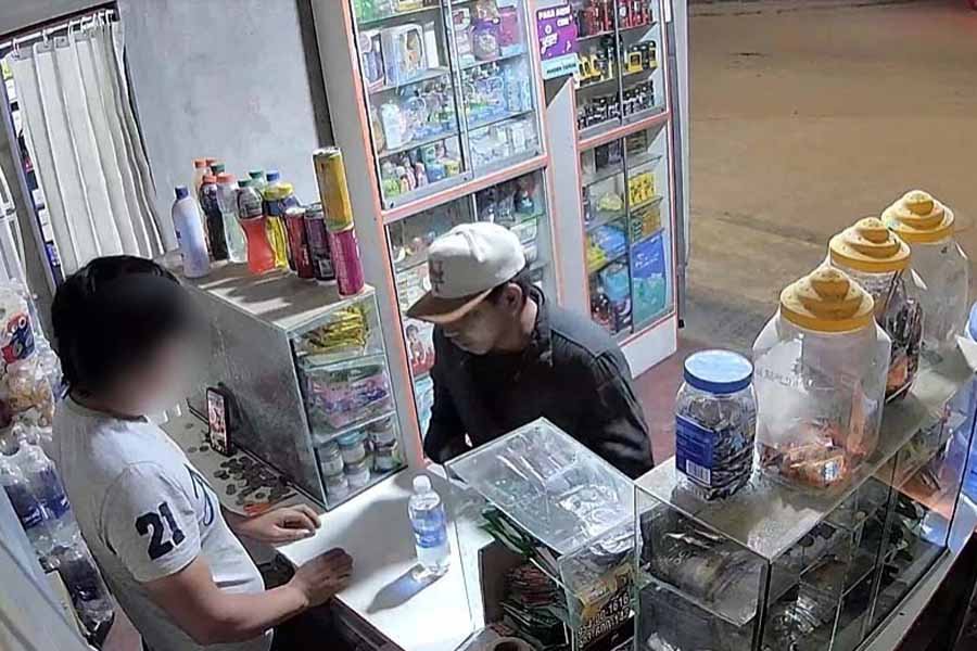 El imputado habría asaltado una botica junto a un cómplice y ambos se habrían apoderado de S/ 15 000. Satipo, 15 de julio de 2026. La Primera Fiscalía Provincial Penal Corporativa de Satipo logró que el Poder Judicial ordene nueve meses de prisión preventiva contra Joseas V. M. (23), investigado por el presunto delito de robo agravado en perjuicio de Hugo C. M. (33), propietario de una botica ubicada en el distrito de Pangoa, provincia de Satipo. La Fiscalía sostiene que el 10 de julio de 2026, aproximadamente a las 8:30 p. m., Joseas V. M. ingresó al establecimiento aparentando ser un cliente. El investigado solicitó una botella de agua y una sal de Andrews; luego, cuando la víctima le entregó los productos, la habría amenazado con un arma de fuego para exigirle el dinero guardado en la caja fuerte. Durante el asalto, el propietario aprovechó un descuido y salió del local para pedir ayuda. Sin embargo, un segundo sujeto lo interceptó en el exterior y, utilizando también un arma de fuego, le arrebató S/ 15 000 que llevaba consigo. Después del robo, ambos implicados huyeron: el cómplice escapó a bordo de una motocicleta lineal, mientras que Joseas V. M. huyó a pie. Efectivos de la Comisaría de Pangoa capturaron al investigado cuando escapaba del lugar. La Policía continúa con las acciones destinadas a identificar y ubicar al segundo participante del hecho delictivo. La fiscal adjunta provincial Tahis Roxana Bizares Maita, junto al fiscal provincial Wilber Arellano Laos, dirigió las diligencias urgentes e inaplazables y presentó ante el Poder Judicial los graves y fundados elementos de convicción que sustentaron el pedido de prisión preventiva. Luego de la audiencia, las autoridades trasladaron a Joseas V. M. (23) al establecimiento penitenciario de Río Negro, donde permanecerá durante el plazo establecido mientras avanza la investigación.
