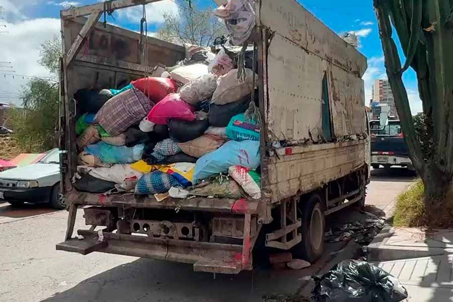 Camión recolector cargado de basura queda varado y genera preocupación en El Tambo