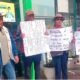 Vecinos se encadenan frente a Municipalidad de El Tambo por presunta suspensión de presupuesto para pistas y veredas