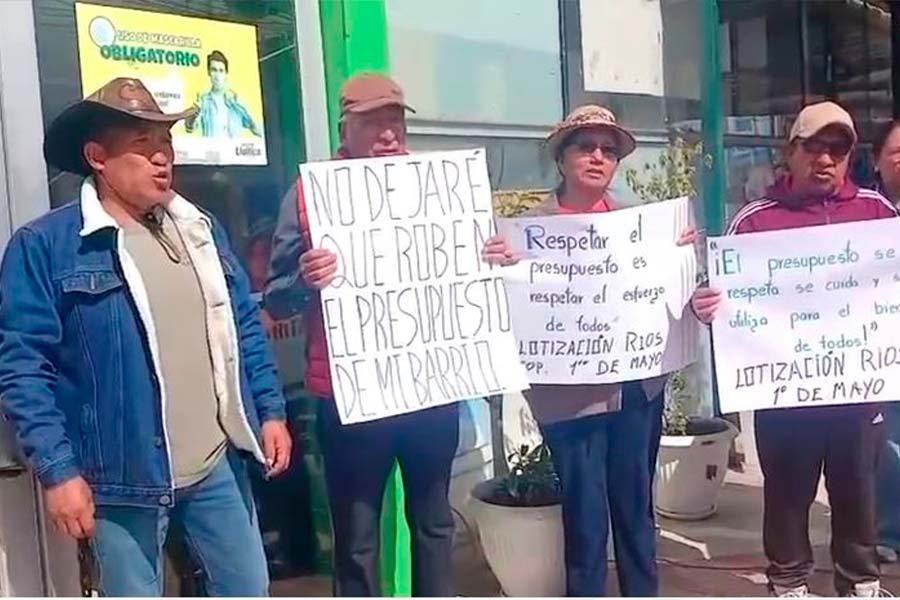 Vecinos se encadenan frente a Municipalidad de El Tambo por presunta suspensión de presupuesto para pistas y veredas