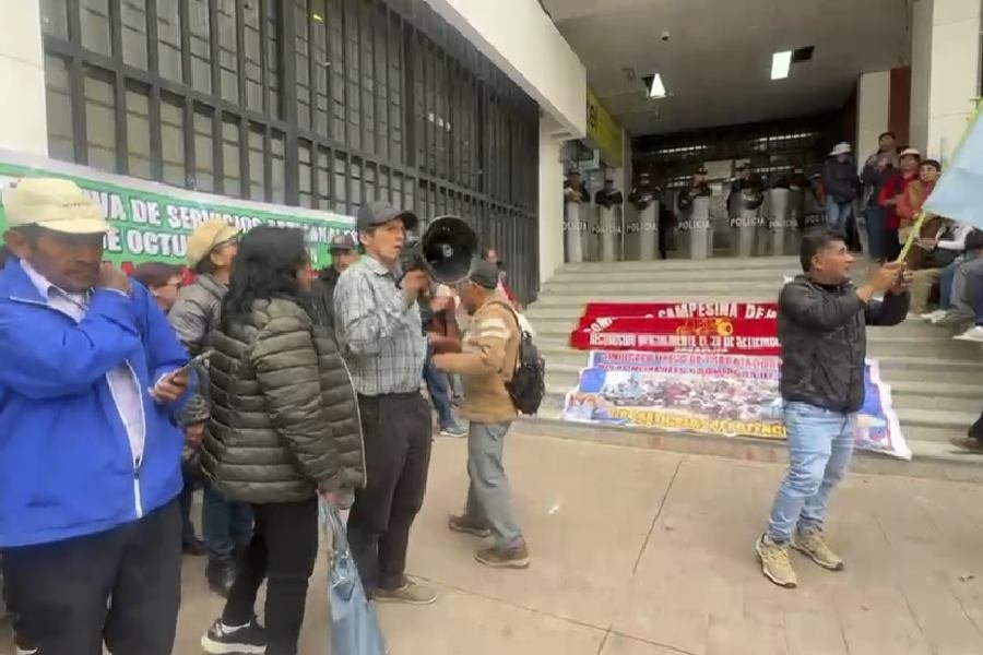 Feriantes y vecinos de Jauja protestan por obra inconclusa y exigen al Gobierno Regional acelerar los trabajos